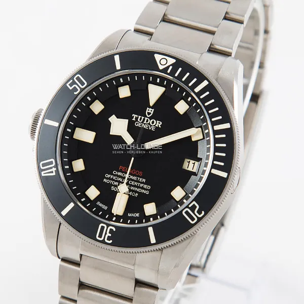 03758_watchlounge_lo_1.jpg