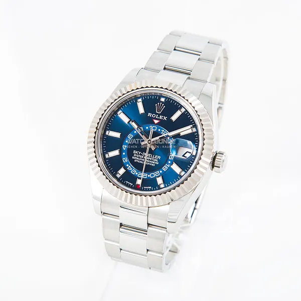 04303_watchlounge_lo_1.jpg
