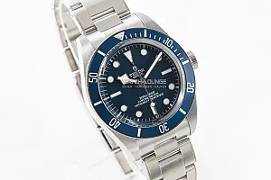 05121_watchlounge_lo.jpg