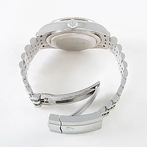 05769_watchlounge_lo.jpg
