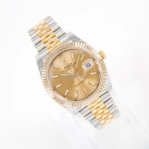 06808_watchlounge_lo.jpg