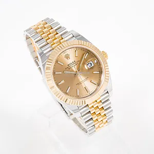 06810_watchlounge_lo.jpg