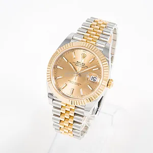06811_watchlounge_lo.jpg