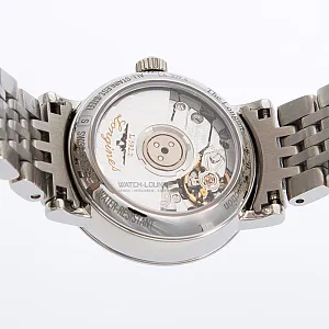 08230_watchlounge_l43094776_lo.jpg
