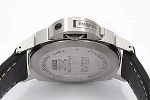 08903_watchlounge_lo.jpg