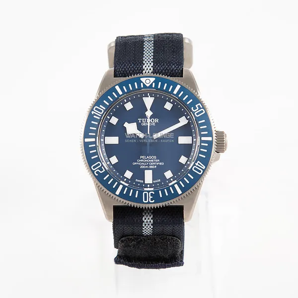 09282_watchlounge_lo.jpg