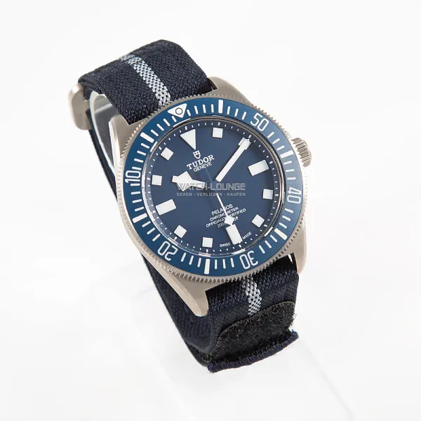 09283_watchlounge_lo.jpg