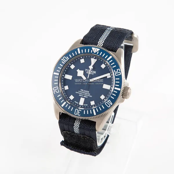 09284_watchlounge_lo.jpg