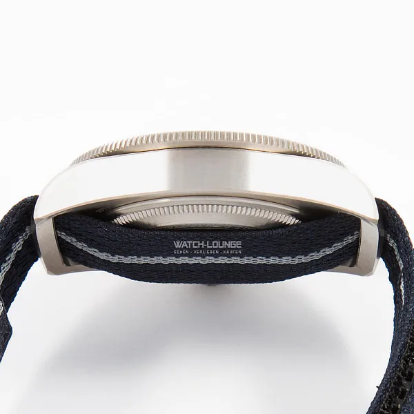 09286_watchlounge_lo.jpg