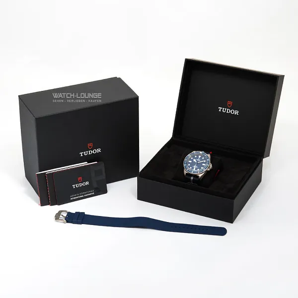 09290_watchlounge_lo.jpg