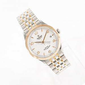 09721_watchlounge_lo.jpg