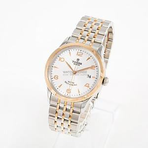 09724_watchlounge_lo.jpg