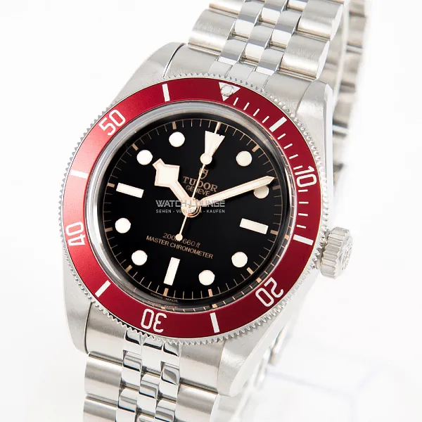 09818_watchlounge_lo_1.jpg