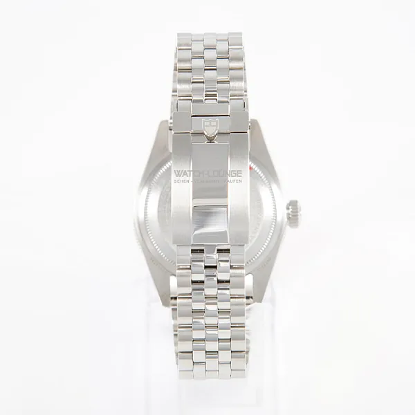 09826_watchlounge_lo.jpg