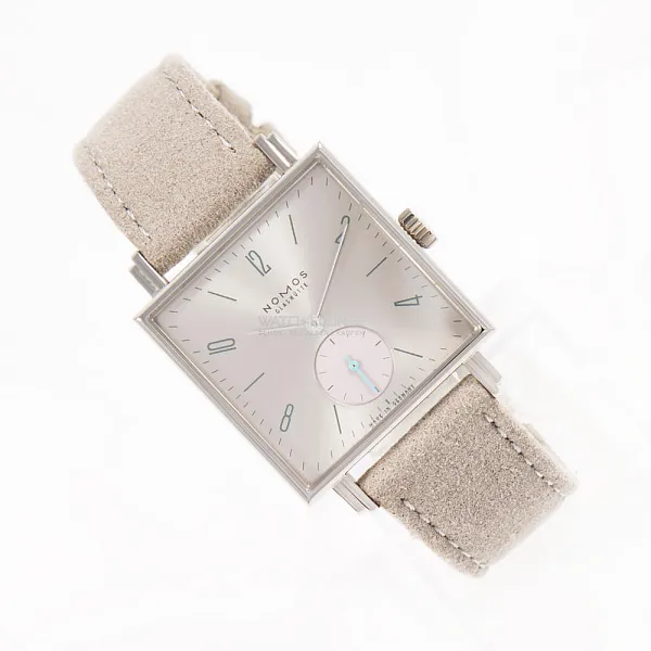 17429_watchlounge_lo.jpg
