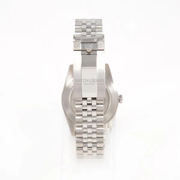 17559_watchlounge_lo.jpg
