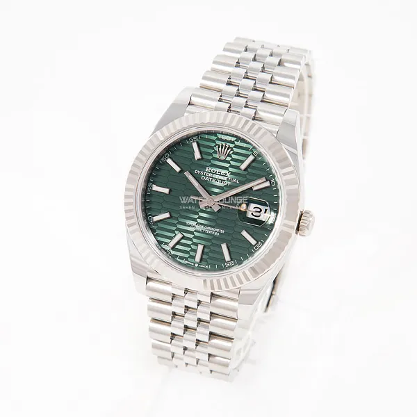 18304_watchlounge_lo.jpg