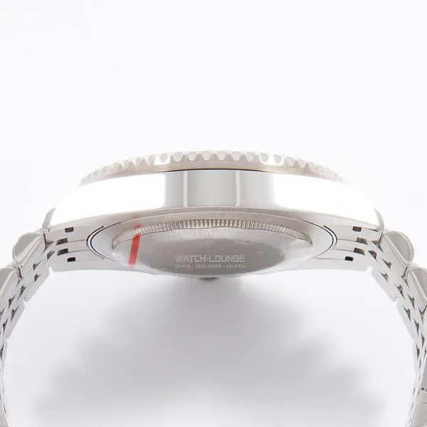19150_watchlounge_lo.jpg