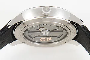 1_03715_watchlounge_lo.jpg